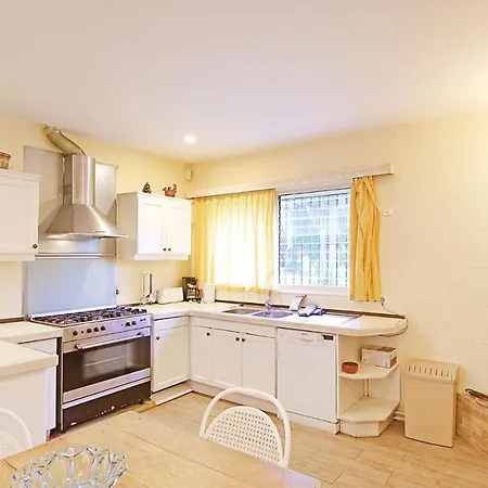 10 Bedroom Cozy In Vilanova Del Valles Holiday home Vallromanes